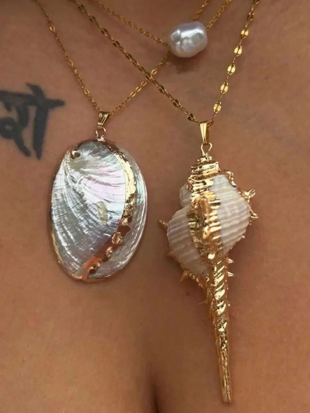 Gold Shell Pendant Necklace R714 - Picture 2 of 2